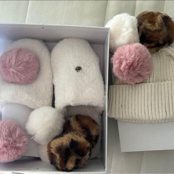 Slipper and Hat Gift Set - Picture 3 of 6